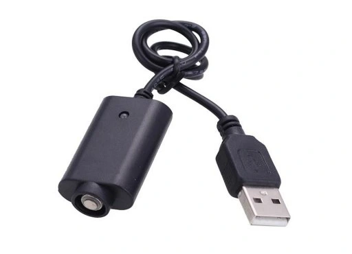 Graficzne, mocne zbliżenie na port USB-C w e-papierosie, pokazujące nagromadzony kurz i kłaczki.