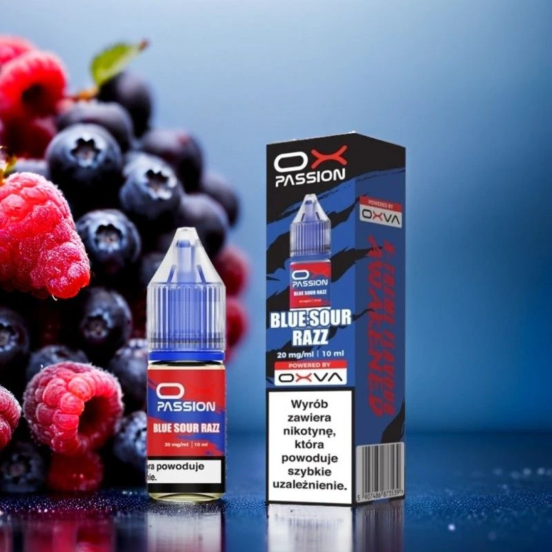 Butelka e-liquidu o smaku żelków Gummy Bear lub kolorowych cukierków Skittles, otoczona misiami żelkami i innymi słodyczami.