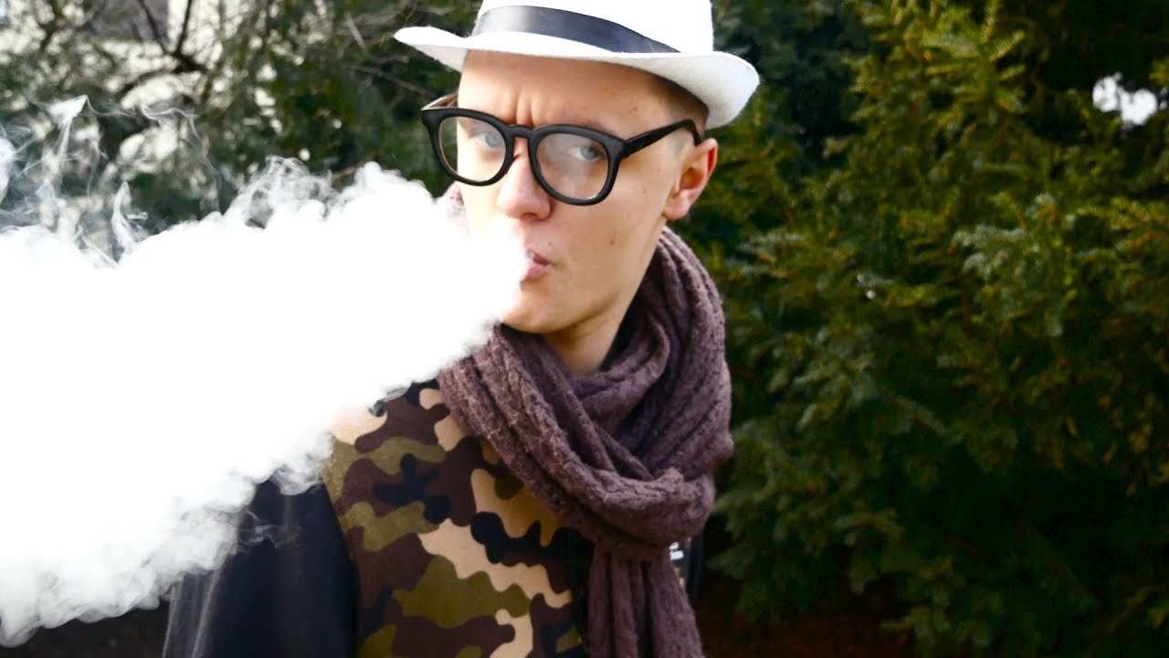 Grupa uśmiechniętych osób, w różnym wieku, rozmawiających i wapujących w swobodnej atmosferze, symbolizująca społeczność waperów i ich unikalną kulturę.