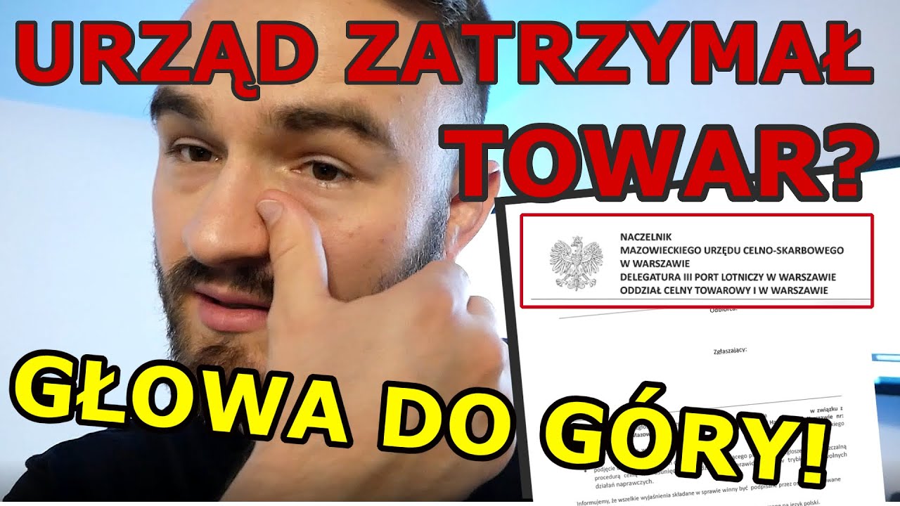 Zrozpaczona osoba trzymająca w ręku list z Urzędu Celno-Skarbowego, obok której leży nieotwarta, zatrzymana paczka z produktami vape z Chin.