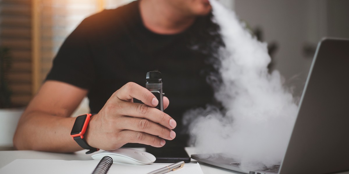 Wizualizacja lupy lub detektywa sprawdzającego e-papierosa, symbolizująca demaskowanie podróbek lub nieuczciwych sprzedawców na rynku vape.