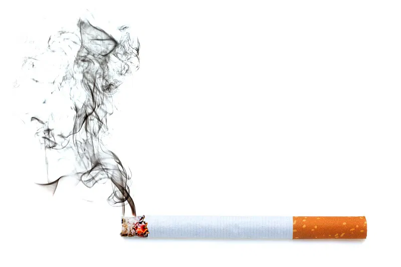 Scena na arenie bokserskiej, gdzie w prawym narożniku stoi wielki, zadymiony tradycyjny papieros, a w lewym nowoczesny, smukły e-papieros jednorazowy, gotowi do walki.