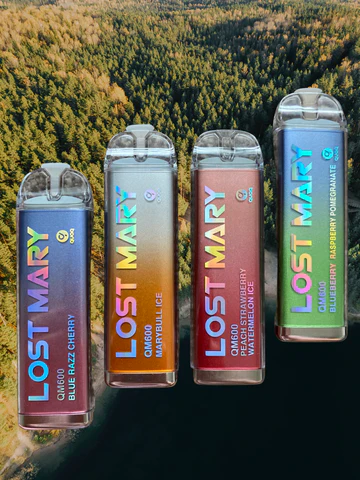 Kalendarz z zaznaczonym rokiem 2025 i rosnącymi strzałkami cen obok stosu e-papierosów, symbolizujący nadchodzące podwyżki akcyzy i potrzebę robienia zapasów.