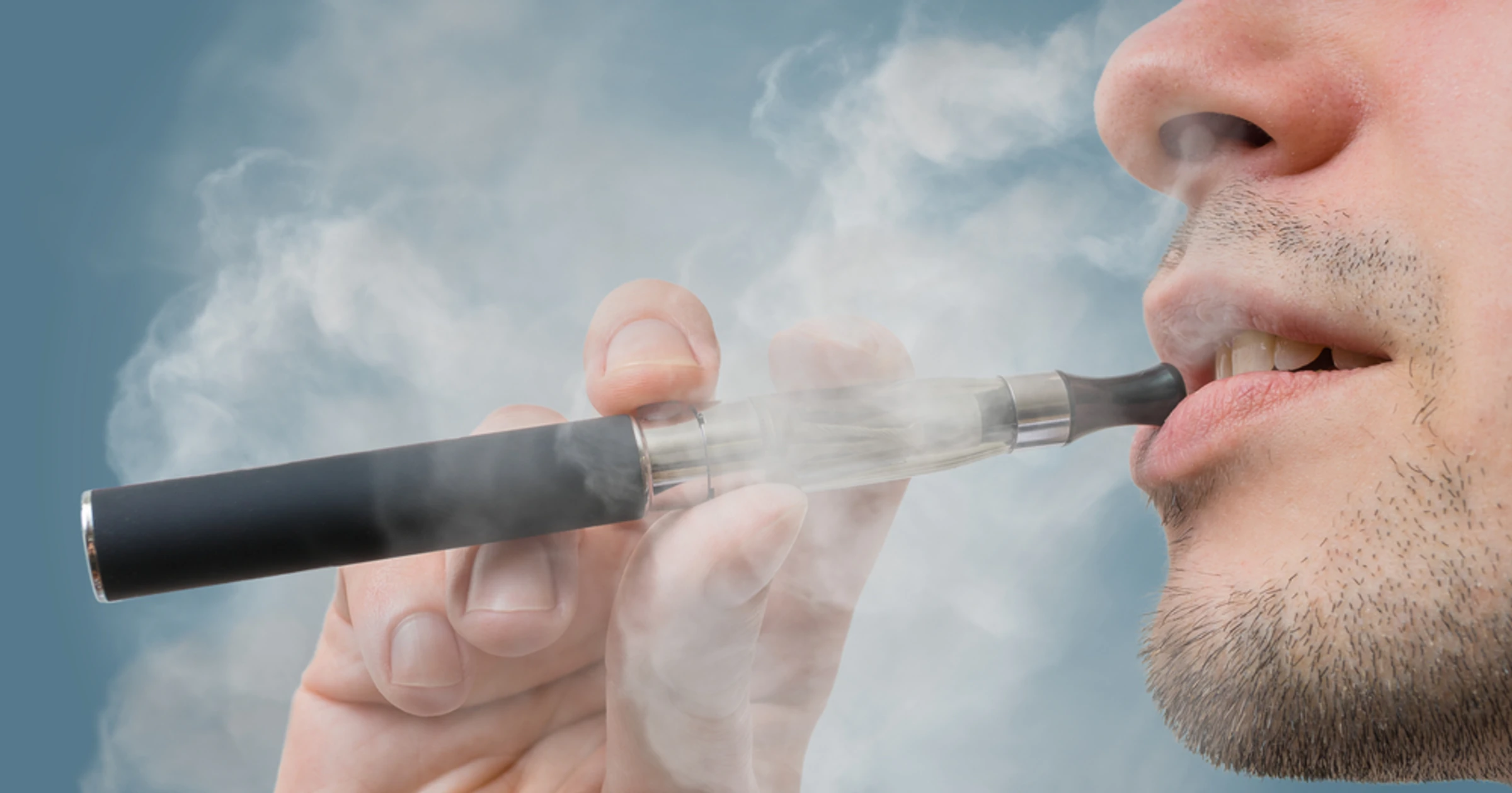 Stylizowana mapa Polski z zaznaczonymi czerwonymi strefami zakazu vapowania (symbol e-papierosa przekreślony).