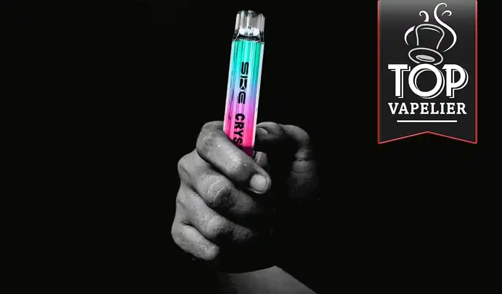 Grafika podsumowująca trzy kroki Patrz, Skanuj, Dotykaj oraz uśmiechnięta osoba wapująca oryginalny e-papieros Crystal, symbolizująca mądry i bezpieczny zakup.