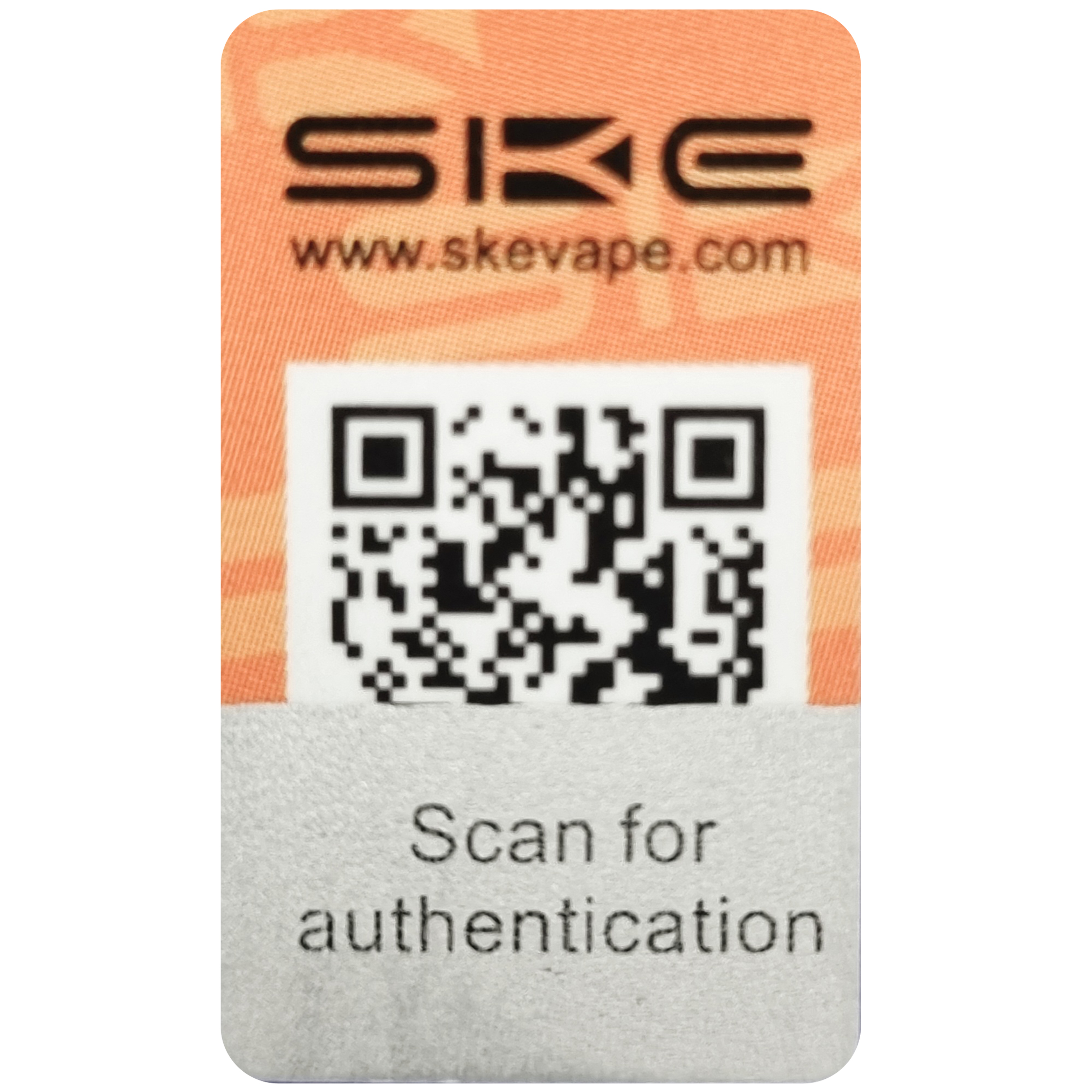 Zbliżenie na naklejkę z kodem QR na pudełku jednorazówki SKE Crystal, z dłonią trzymającą smartfon skanujący kod i strzałką wskazującą na oficjalną stronę producenta.