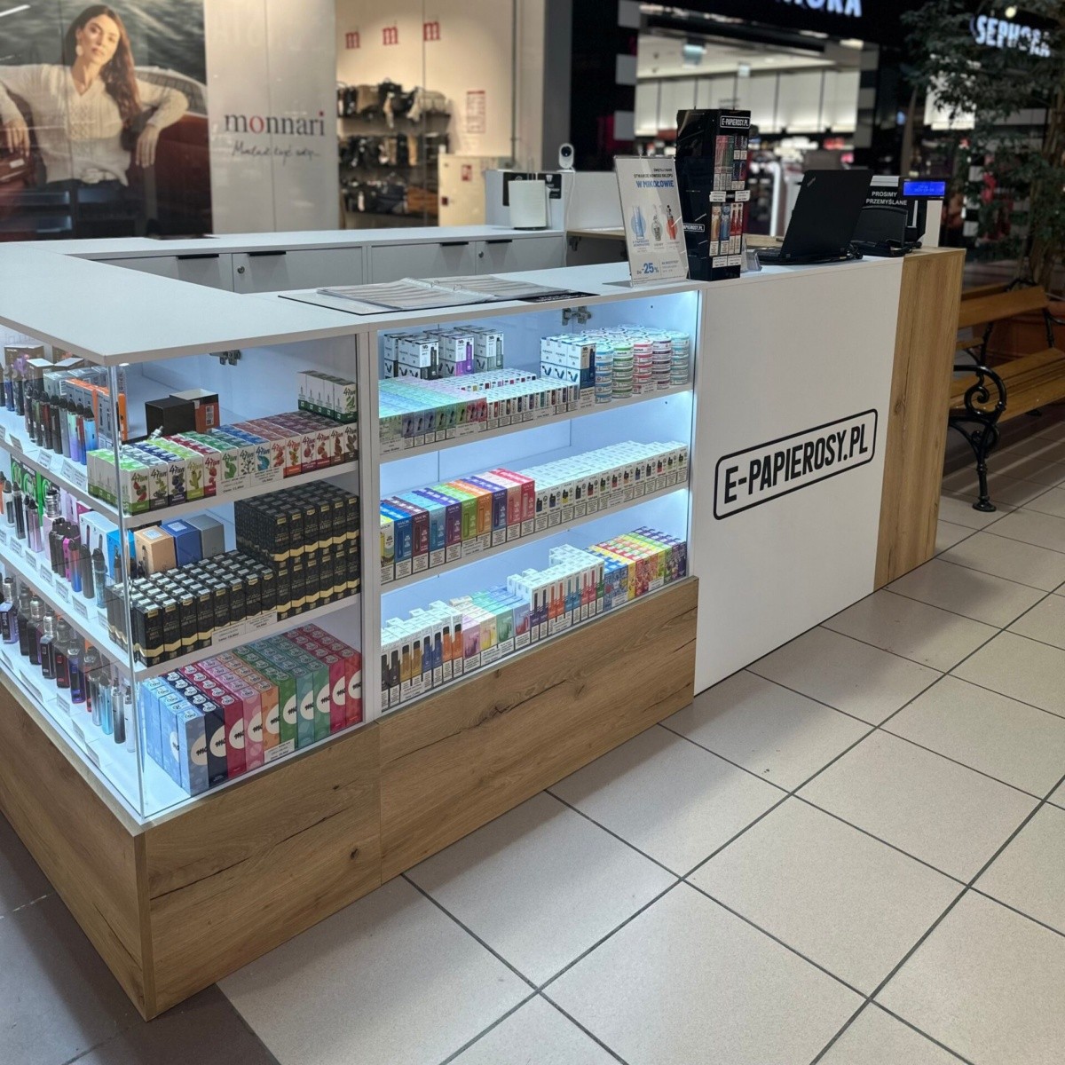 Wejście do nowoczesnego, licencjonowanego sklepu z e-papierosami, sugerujące bezpieczne i legalne zakupy.