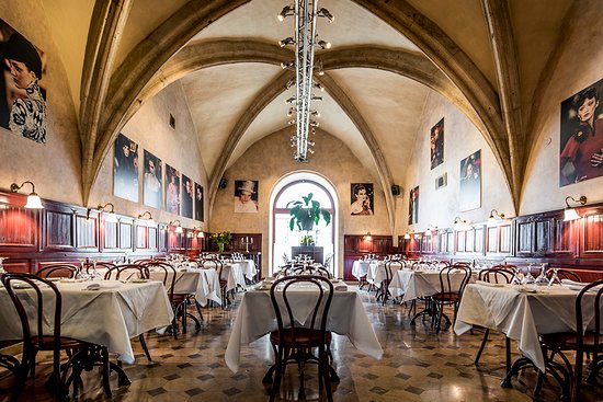 Grafika przedstawiająca szarą strefę z symbolem e-papierosa i znakiem zapytania, symbolizująca niejasne przepisy.