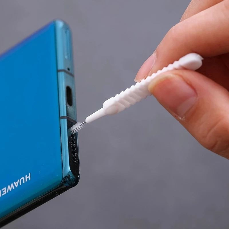 Drewniana wykałaczka delikatnie usuwająca zanieczyszczenia (kurz, kłaczki) z portu ładowania USB-C w e-papierosie.