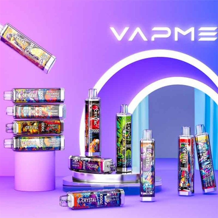 Zbliżenie na lśniącą jednorazówkę Crystal, w tle rozmyte elementy związane z vapingiem i stylem życia.