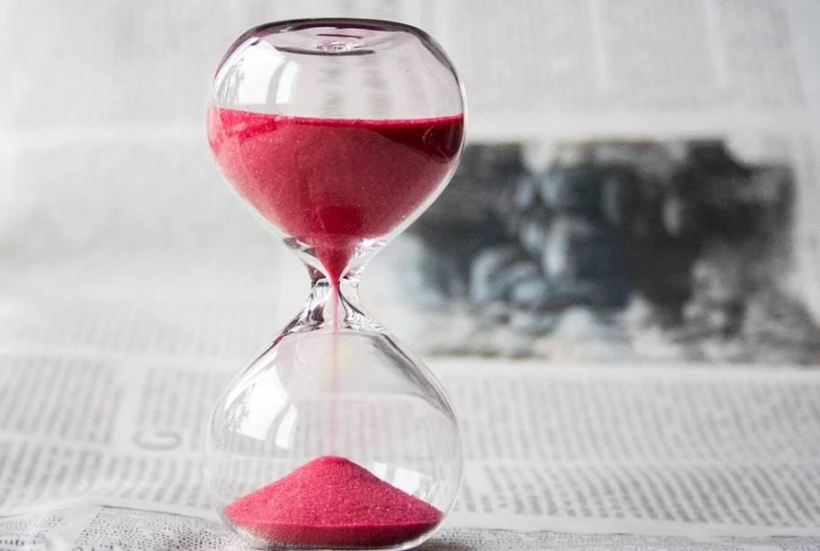 Osoba wychodząca ze sklepu z torbą zakupową, uśmiechnięta i zadowolona z natychmiastowego zakupu.