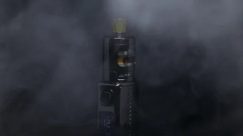 Zdjęcie osoby na imprezie w klubie, dyskretnie trzymającej mały e-papieros jednorazowy, podkreślające jego poręczność w sytuacjach towarzyskich.