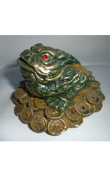 Grafika przedstawiająca żabę symbolizującą Żabkę, która zjada lub pochłania pieniądze, symbolizując finansowe straty z częstego kupowania małych jednorazówek.