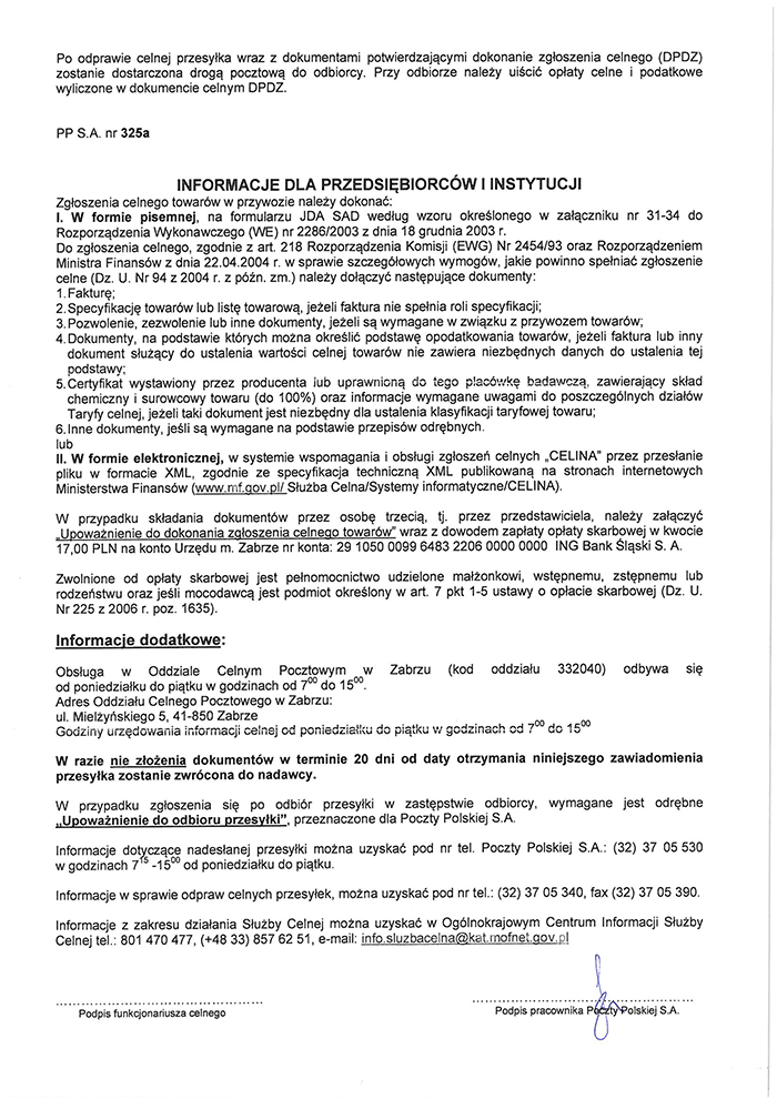 Zdjęcie listu z oficjalną pieczęcią Urzędu Celno-Skarbowego, leżącego obok paczki z Chin, symbolizującego problemy z dostawą e-papierosów z AliExpress.