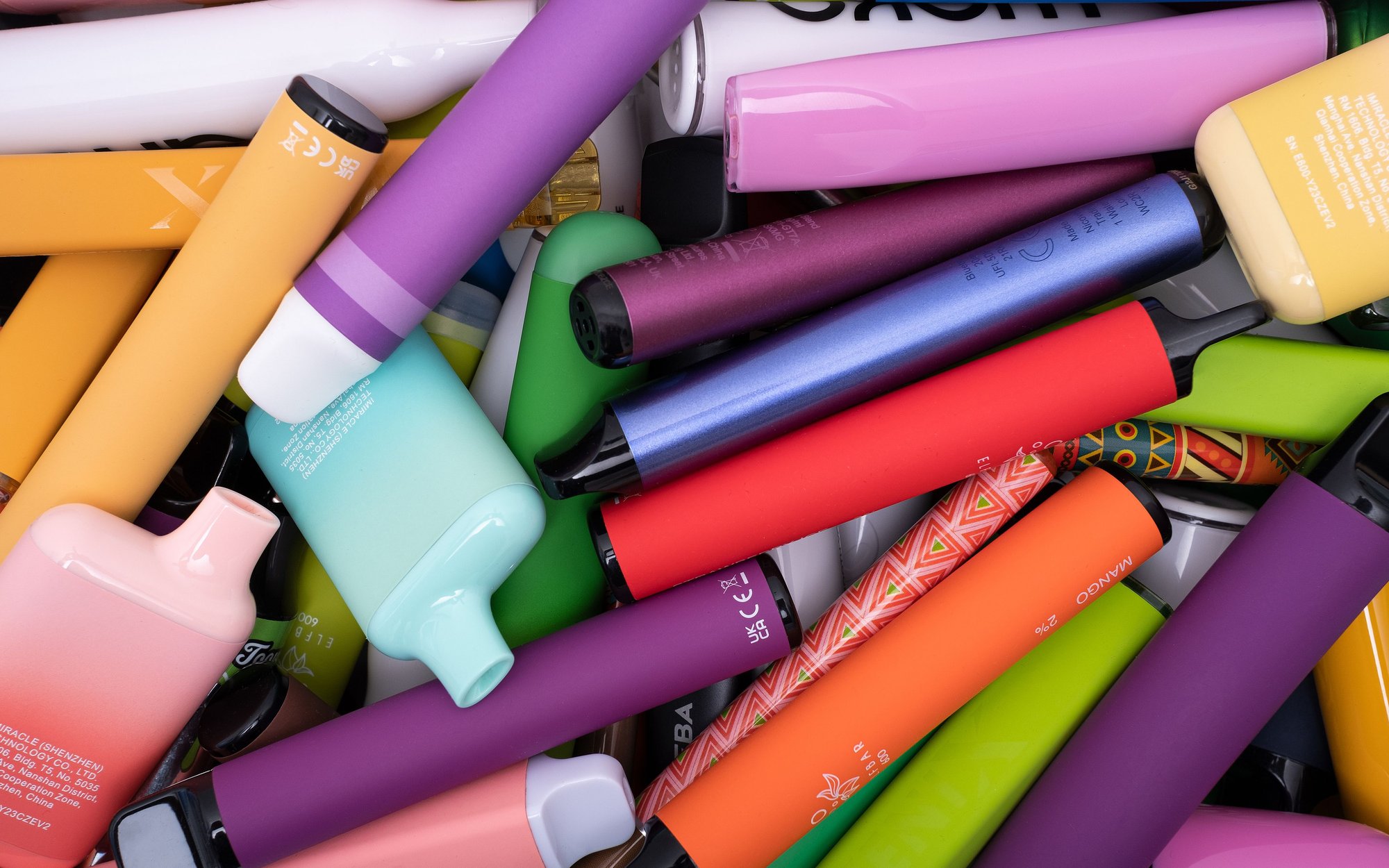 Grafika przedstawiająca ciemną stronę internetu lub anonimowe okno czatu na Facebooku z napisem