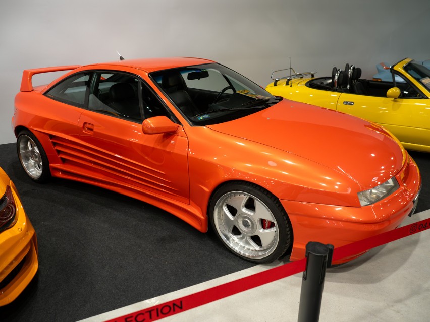 Stos opakowań e-papierosów jednorazowych, z wyraźnie widocznymi etykietami multipack lub wielopak, symbolizujący korzyści z zakupu większej ilości produktów.