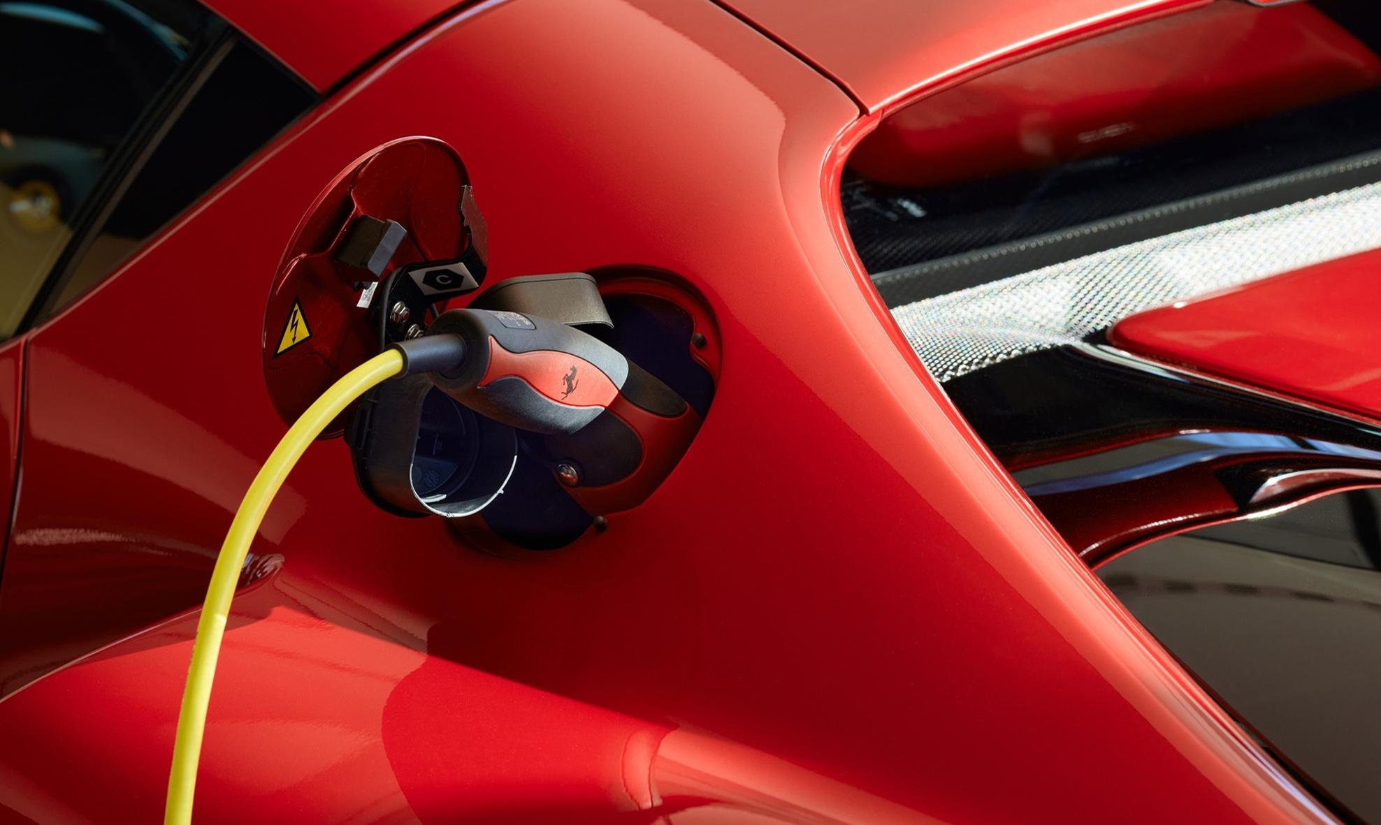 Luksusowy samochód sportowy (np. Ferrari) jadący po drodze, symbolizujący moc i potrzebę ostrożności.