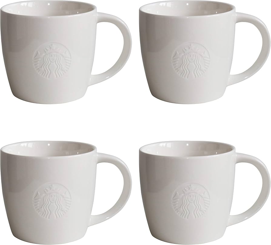 Zdjęcie przedstawiające jeden duży kubek kawy typu Venti obok dwóch mniejszych kubków kawy, nawiązujące do porównania.