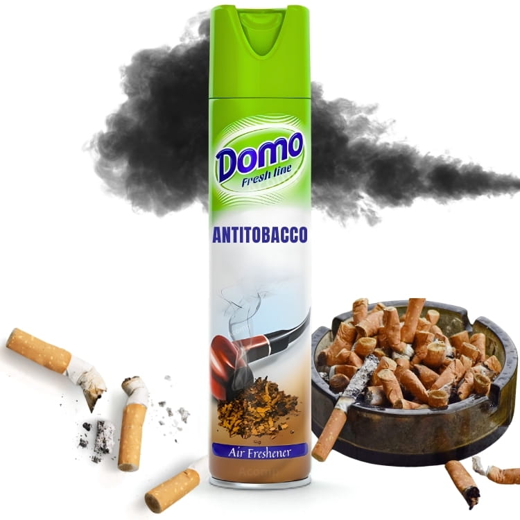 Osoba z niechęcią wąchająca płaszcz przesiąknięty dymem papierosowym, obok symbol pralni chemicznej lub stosu odświeżaczy powietrza.