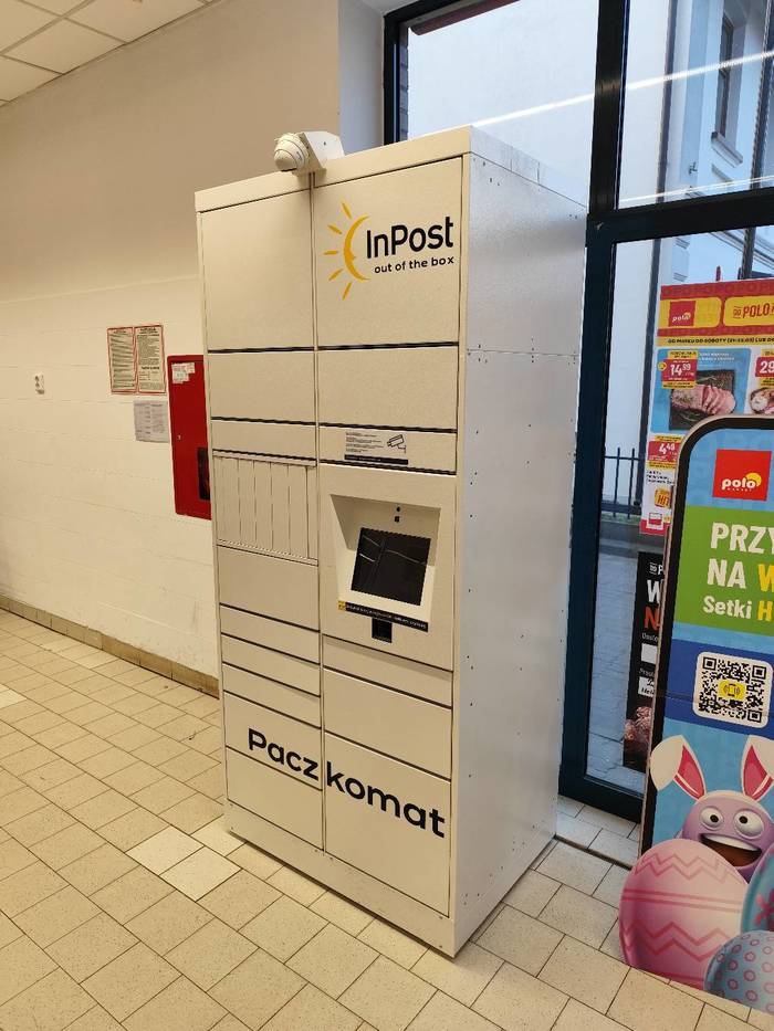 Paczkomat InPost w Ciechocinku, z charakterystycznymi tężniami w tle, symbolizujący łatwą i lokalną dostawę e-papierosów.