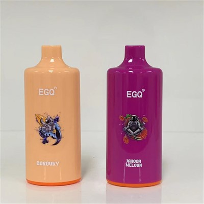 Obok siebie oryginalny i podrobiony e-papieros, z wyraźnymi różnicami jakościowymi lub etykietami