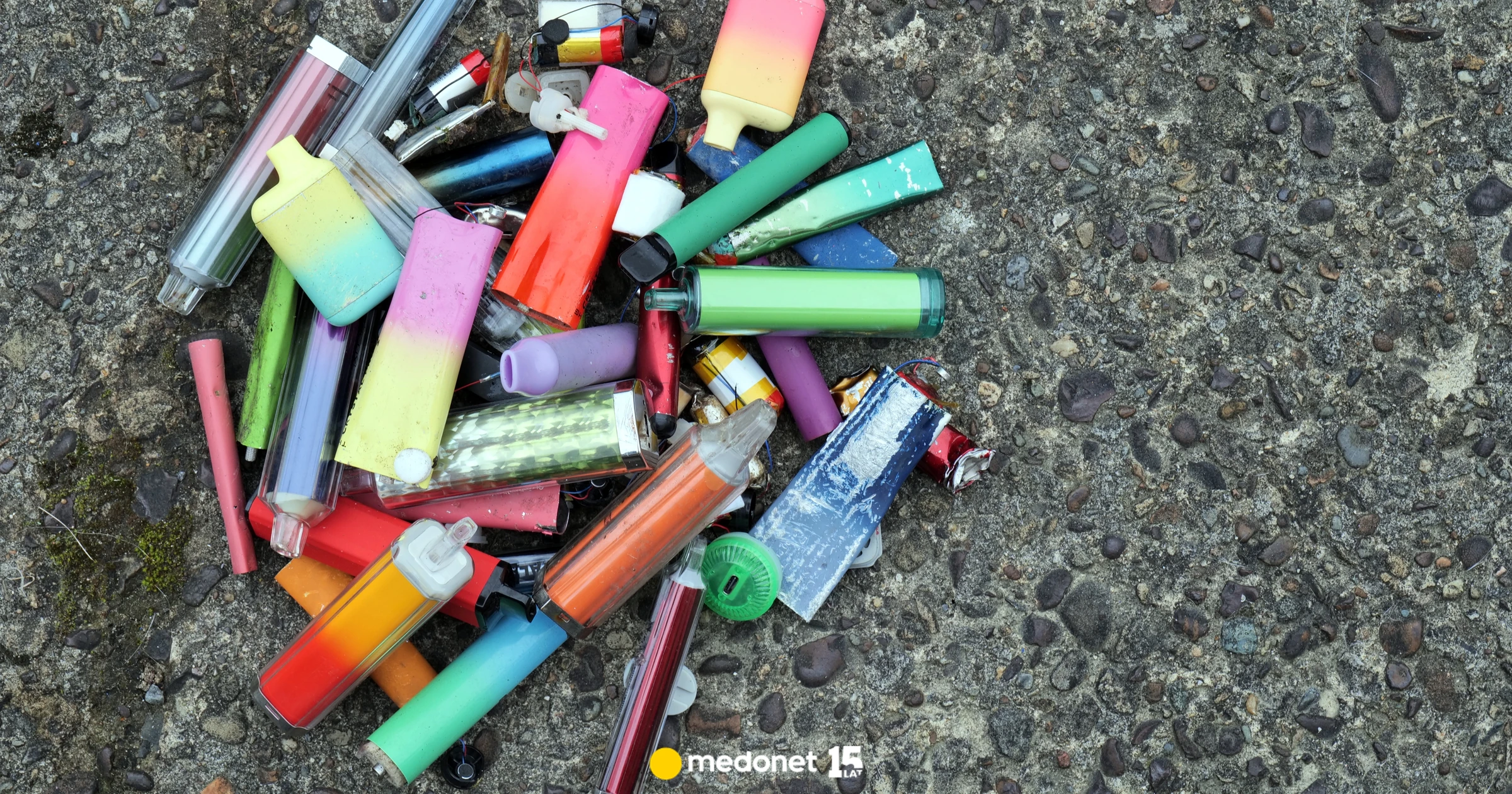 Logo Strefa Jednorazówek na tle eleganckiego sklepu lub magazynu z oryginalnymi e-papierosami, symbolizujące zaufanego i legalnego dostawcę.