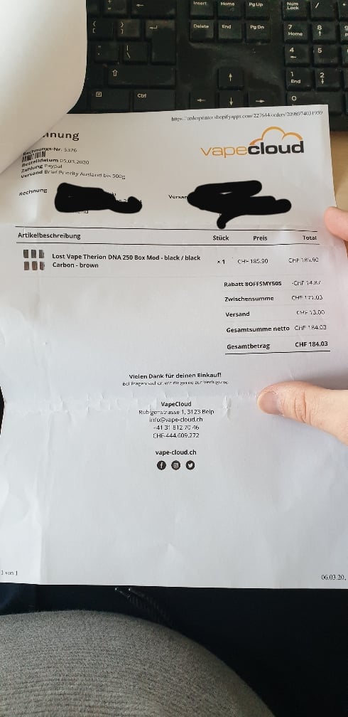 Dłoń trzymająca oficjalny list z pieczęcią Urzędu Celno-Skarbowego, sugerujący problemy z przesyłką vape z AliExpress.