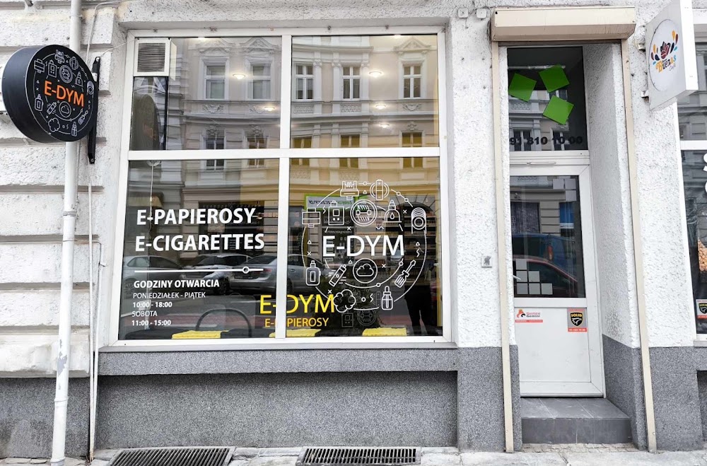 Nowoczesny sklep z e-papierosami w centrum handlowym, z widocznymi produktami na półkach i klientami przeglądającymi ofertę.