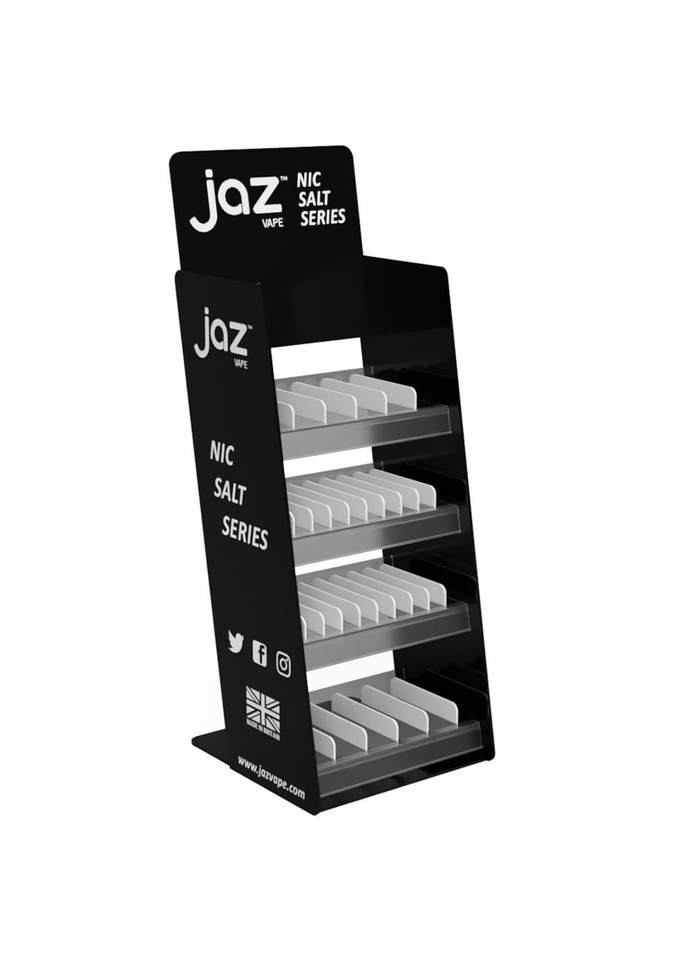 Osoba stojąca w sklepie z e-papierosami, patrząca na górną półkę z luksusowymi modelami vape.