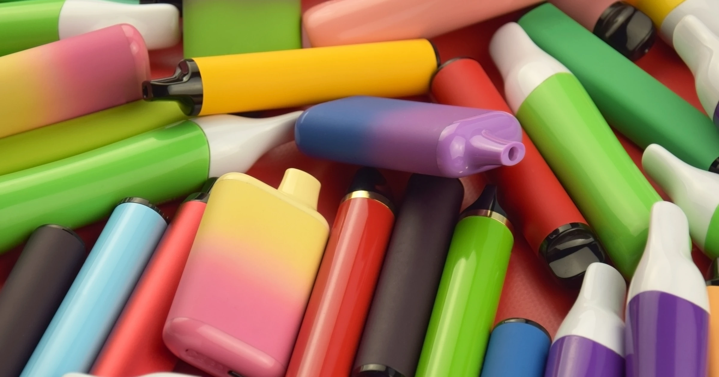 Obraz uszkodzonego lub źle działającego, podrobionego e-papierosa z napisem