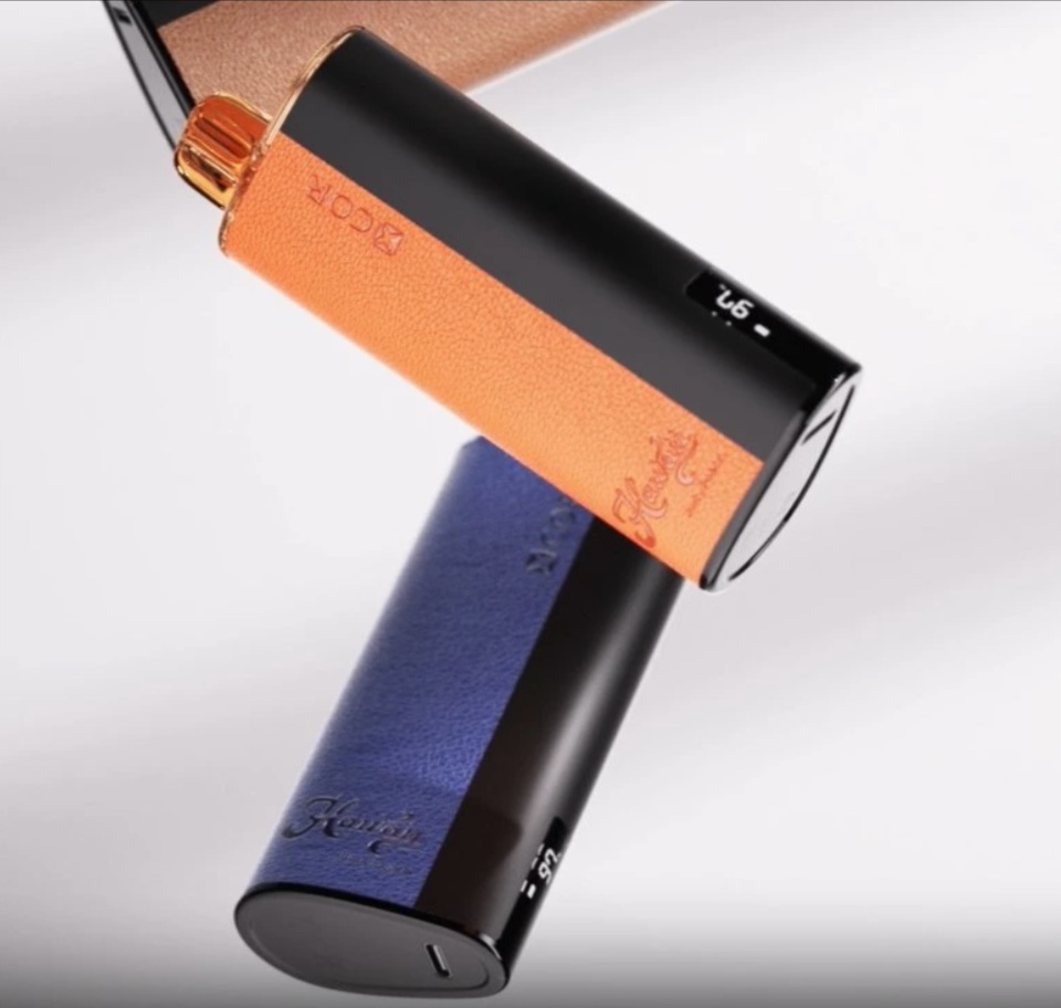 E-papieros XCOR 12K podłączony do ładowarki Type-C, podkreślający jego pojemną baterię 600mAh i możliwość ładowania.