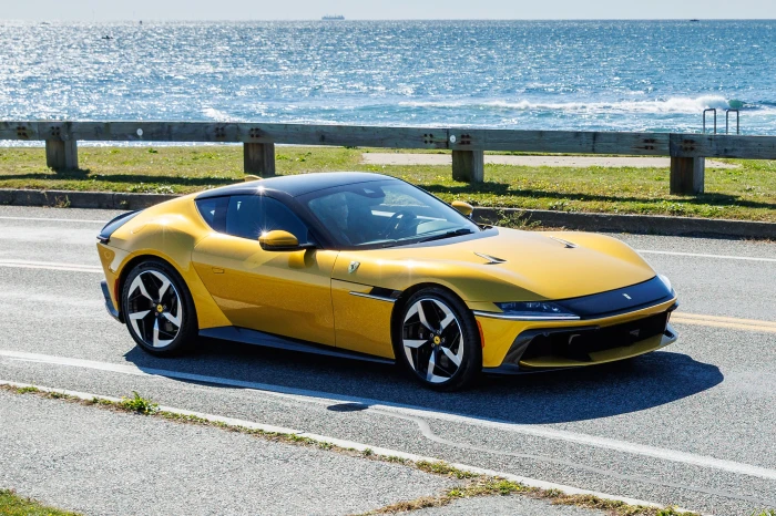 Obraz sportowego Ferrari stojącego obok Fiata Pandy, z symbolicznym wskazaniem na