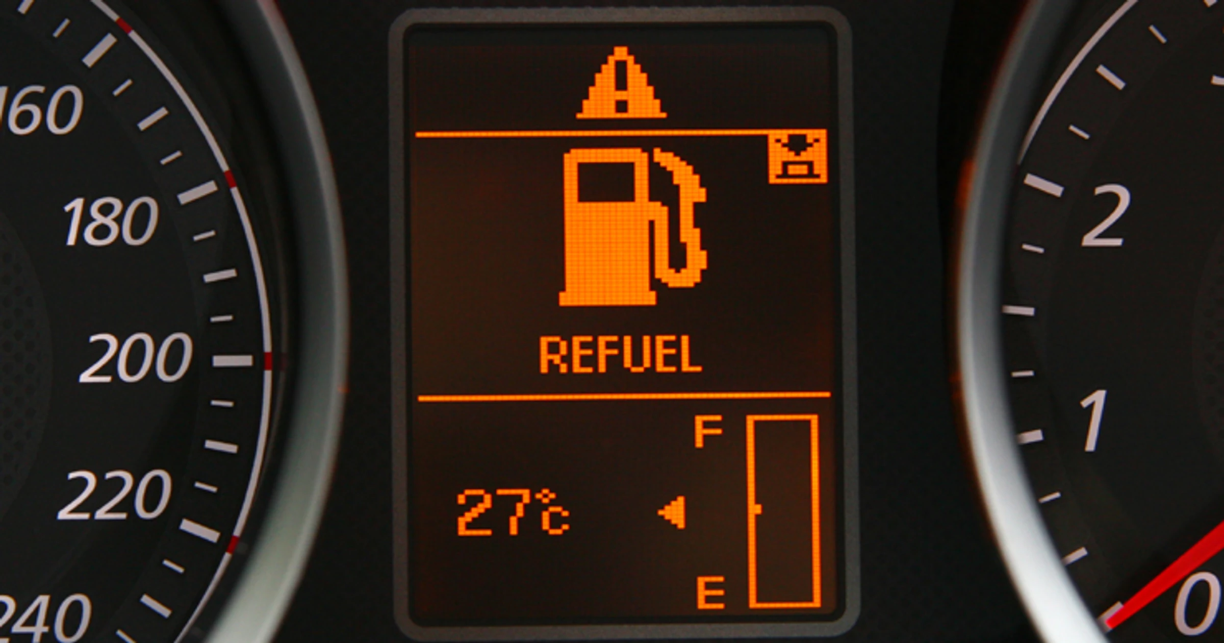 Samochód jadący nocą bez podświetlonej deski rozdzielczej, symbolizujący brak informacji i kontroli podczas używania