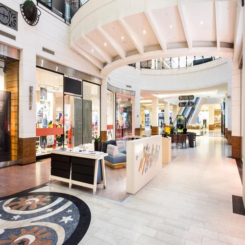 Lśniąca, dobrze oświetlona wyspa z e-papierosami Hifancy w ruchliwej galerii handlowej w Warszawie.