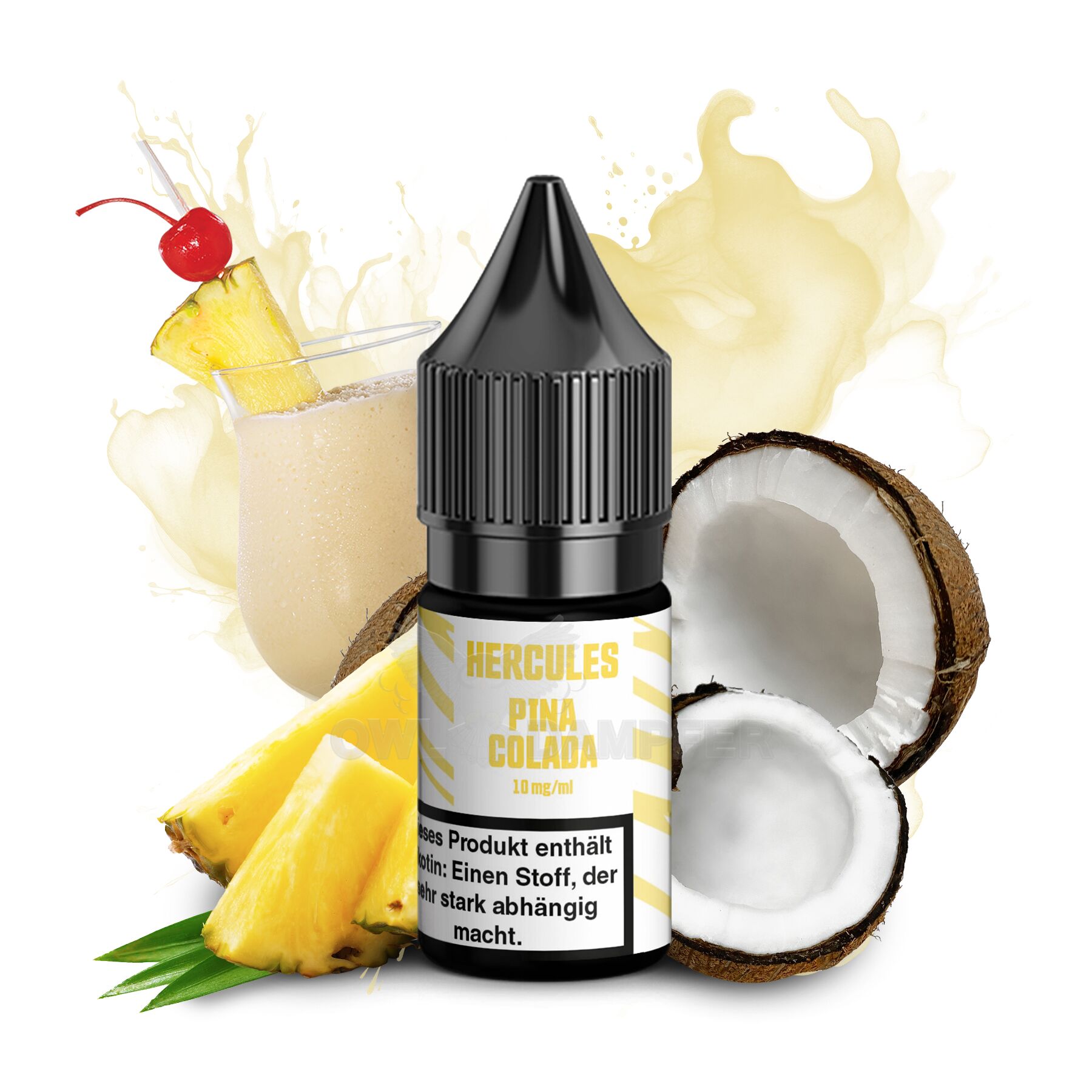 Szklanka koktajlu Piña Colada z ananasem i wiórkami kokosowymi, ozdobiona parasolką, na tle plaży.