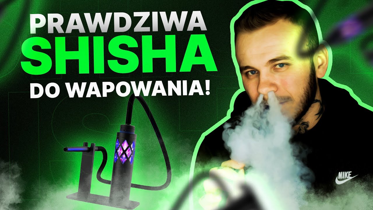 Osoba wydychająca bardzo gęstą chmurę pary z urządzenia typu vape, z otoczeniem zamglonym parą, podkreślając objętość.
