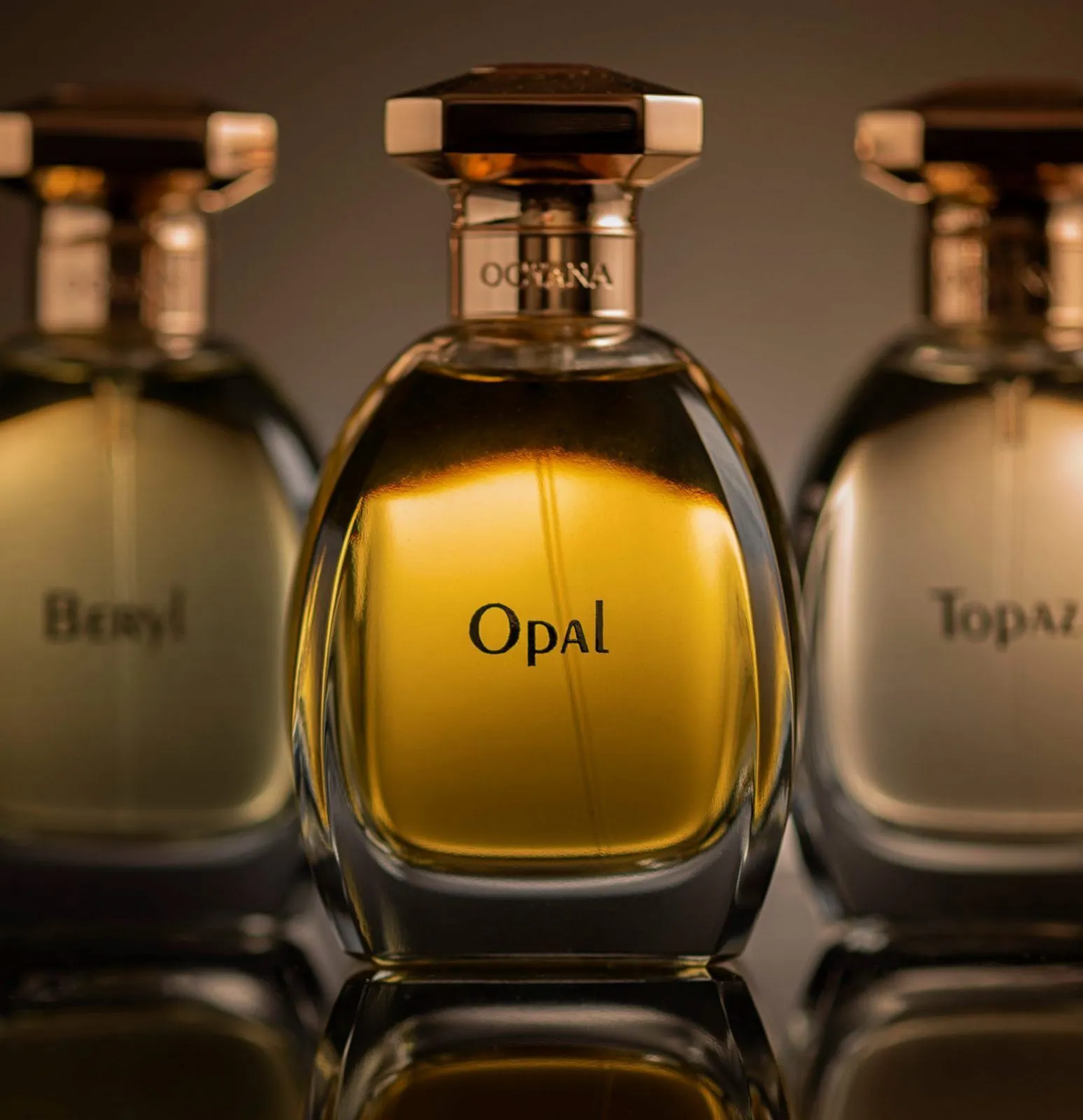 Elegancka butelka orientalnych perfum z drzewa agarowego (oud), symbolizująca najgorsze obawy dotyczące smaku.