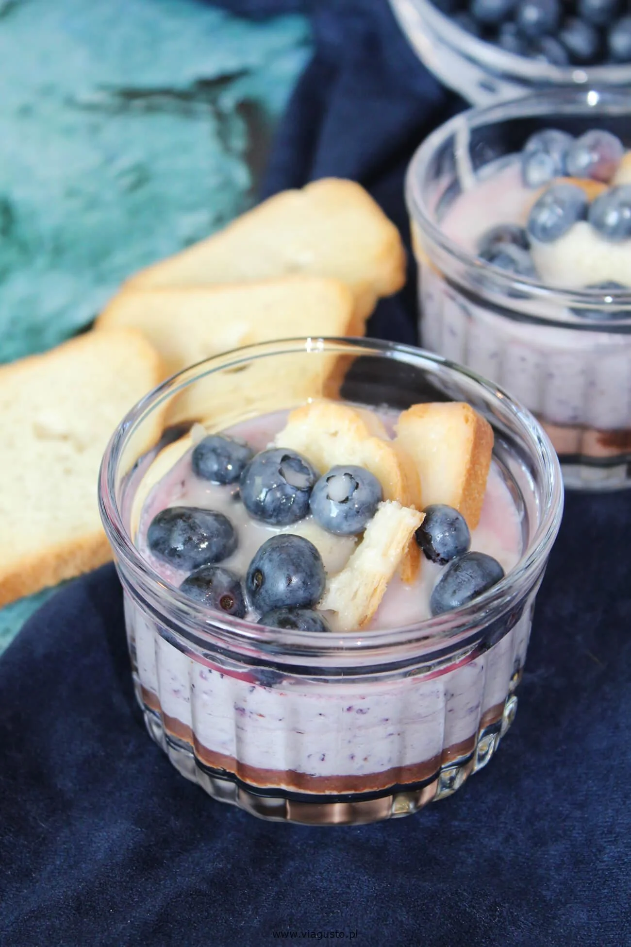 Elegancki, bogaty deser jagodowy z kremem, symbolizujący luksus i bogactwo skojarzone z nazwą Dubai.