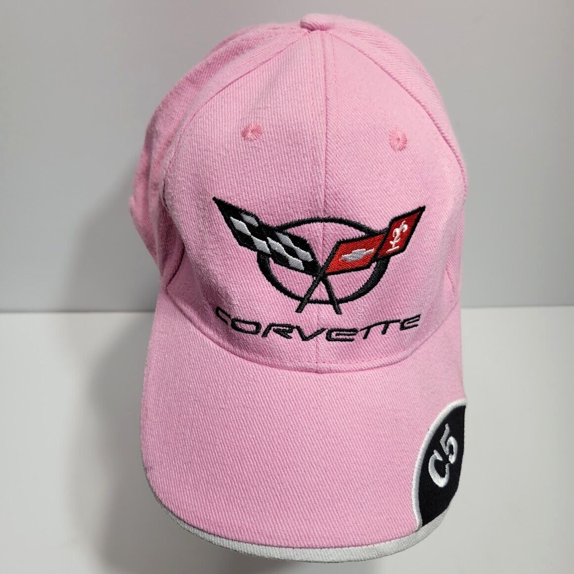 Wnętrze profesjonalnego, dobrze oświetlonego sklepu z e-papierosami, z produktami na półkach i sprzedawcą obsługującym klienta, podkreślające legalność i zaufanie.