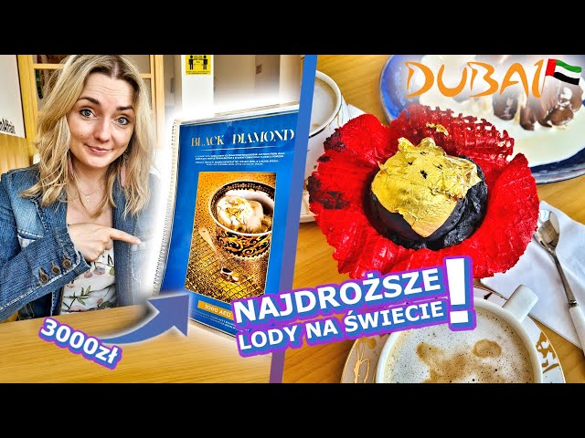 Miseczka lodów jagodowych na eleganckim tarasie luksusowego hotelu, z widokiem na nocną panoramę miasta, oddająca atmosferę