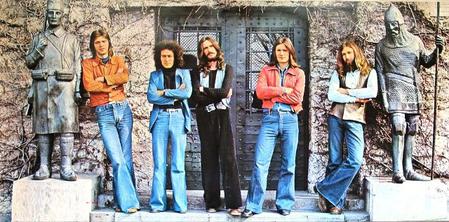 Elegancki mężczyzna lub kobieta delektujący się e-papierosem, z subtelnym chłodem i realistycznym smakiem arbuza w tle, symbolizującym HIFANCY jako zwycięzcę dla dorosłych.