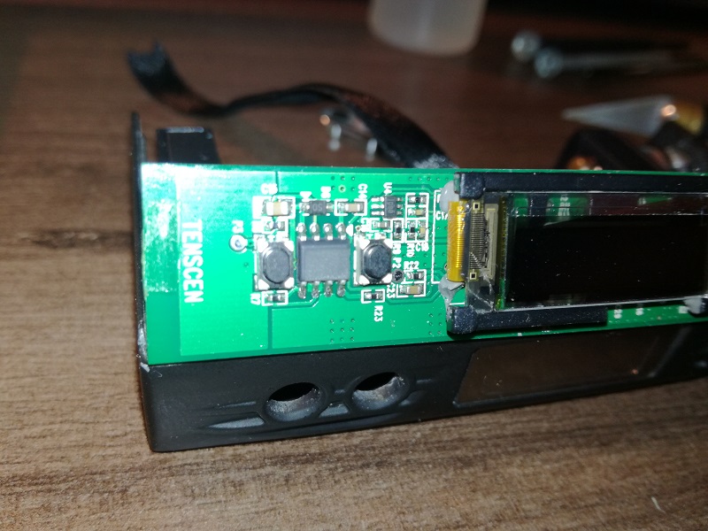 Zbliżenie na e-papieros Hifancy Dream 45k z wyraźnie pękniętym lub stłuczonym ekranem, symbolizujące kruchość fizyczną.