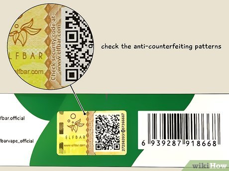 Lupa powiększająca opakowanie e-papierosa Elfbar, z widocznym porównaniem między ostrym i wyraźnym drukiem oryginalnego produktu a rozmytym i wyblakłym drukiem podróbki.