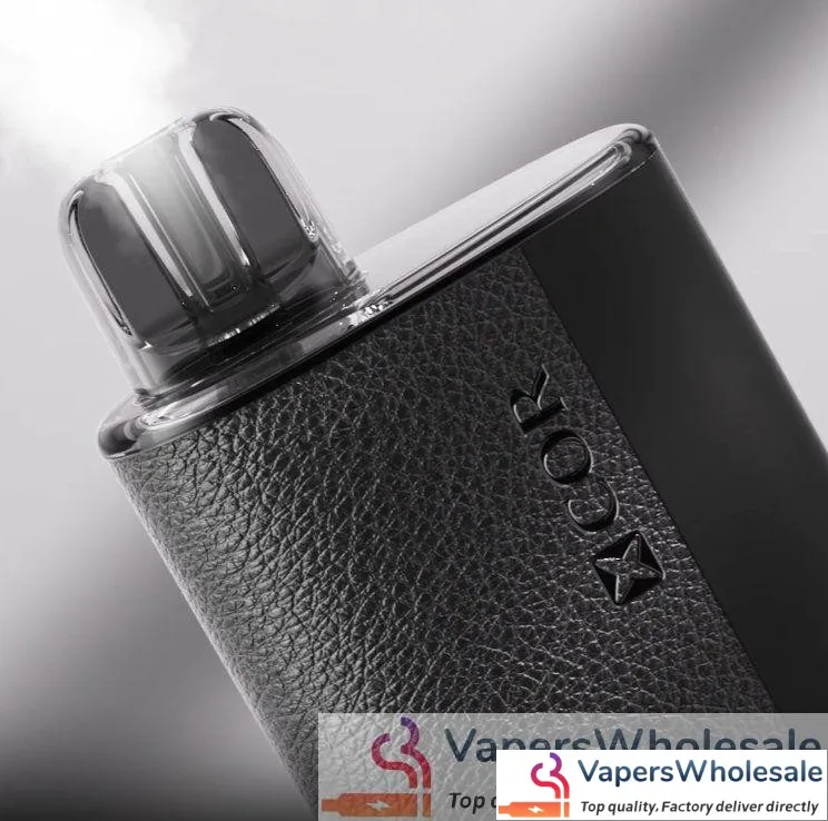 Porównanie dwóch e-papierosów: XCOR Tyrant o kanciastym, agresywnym designie i XCOR Hawaii Pro o obłym, ergonomicznym kształcie z tropikalnymi kolorami.