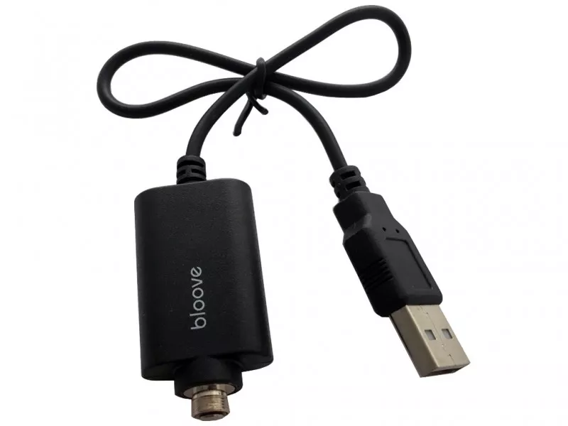 Ręka podłączająca gruby kabel szybkiej ładowarki do małego, rozładowanego e-papierosa, który ma mrugającą diodę.