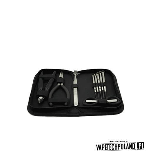 Zbliżenie na dłonie osoby używającej małych narzędzi, takich jak śrubokręt i szczypce, do kręcenia grzałki do e-papierosa.