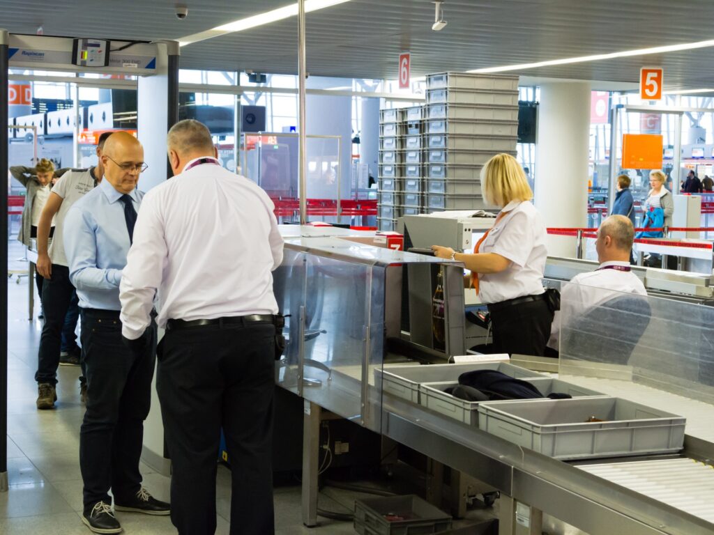 e-papieros do samolotu,vape w samolocie,jednorazowy e-papieros na wakacje,Hifancy Space 50000 Puffs,przewóz e-papierosa,bagaż podręczny vape,przepisy lotnicze e-papieros