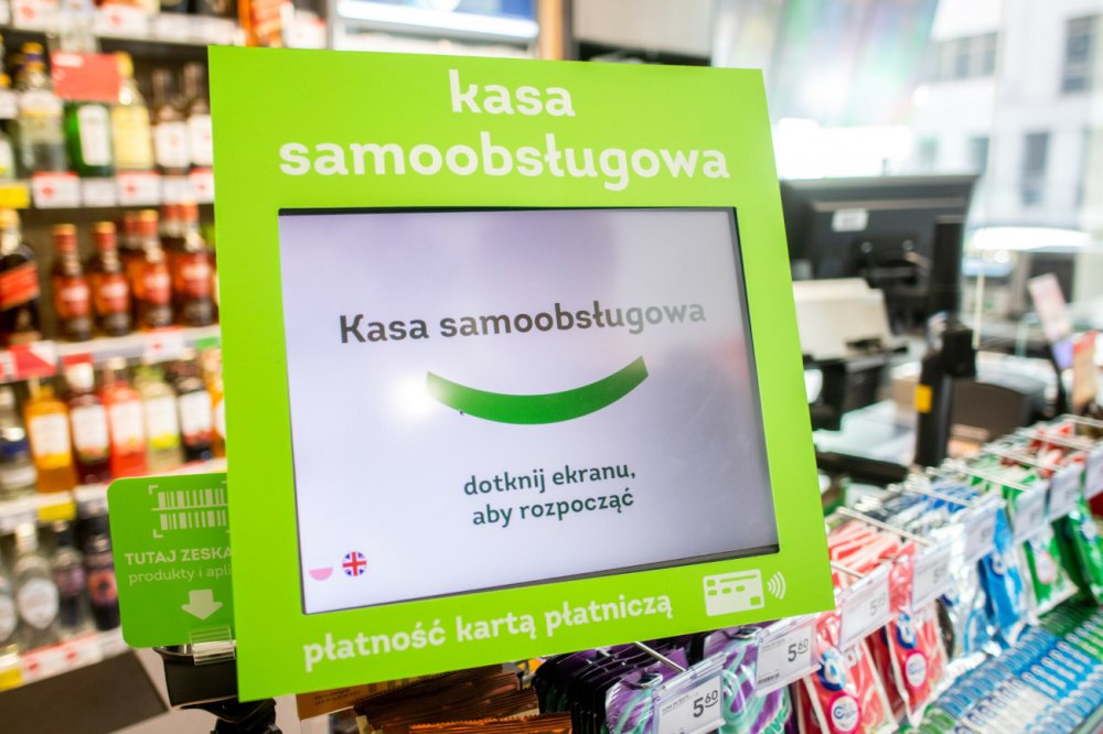 klient w Żabce przy kasie, osoba kupująca e-papierosa, sklep spożywczy zielony szyld, zakupy jednorazówka - Żabka ma nowy pomysł. Zapowiada się rewolucja w pracy kas ...