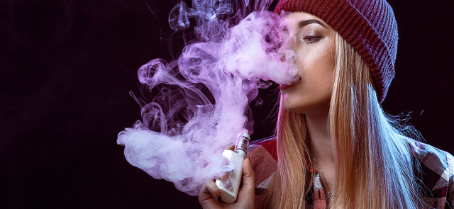 Ilustracja symbolizująca piękno (zdrowa skóra, białe zęby) i portfel (oszczędności) w kontekście wyboru między paleniem a wapowaniem.