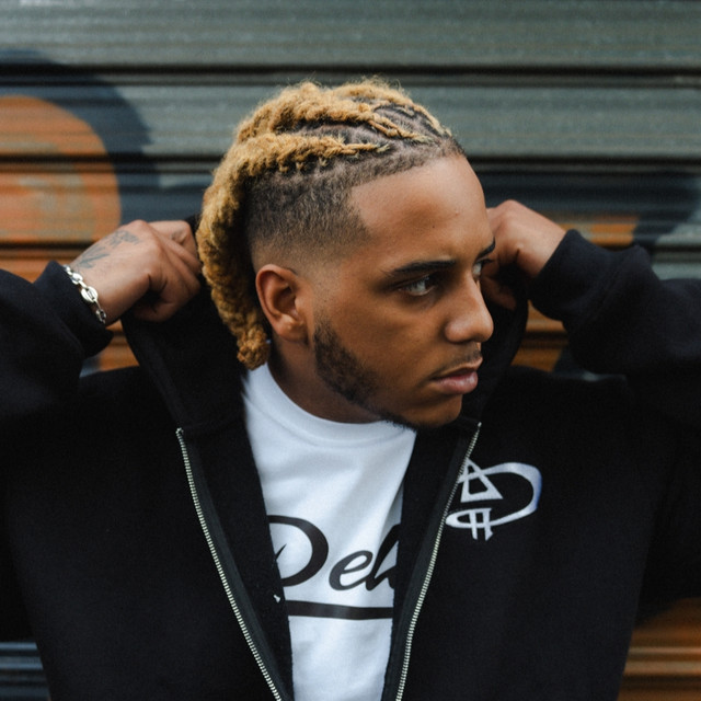 Ogromny stos 150 paczek tradycyjnych papierosów zestawiony z pojedynczym, małym e-papierosem HIFANCY 45k, wizualizujący ogromną różnicę w wydajności.